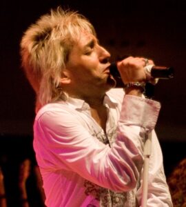 Celebrity performer Jay Gates as Rod Stewart   Photo/Seth Dominick  