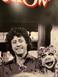 A youthful Arlo Guthrie as he appeared with Miss Piggy on The Muppet Show in 1979.Photo/Courtesy of the Folk Americana Roots Hall of Fame