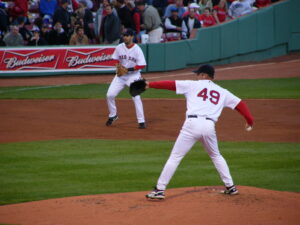 Tim Wakefield pitching against the New York Yankees at Fenway Park during the 2006 season.Photo/Ryosuke Yagi 