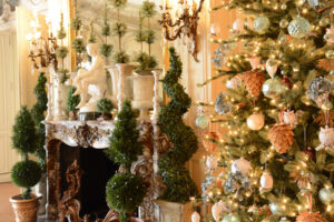 The Elms ballroom is lushly decorated for the holidays.Photo/Courtesy of Newport Mansions
