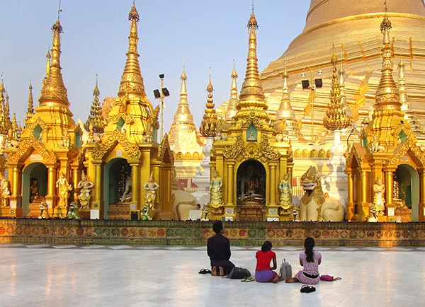 People praying at pagoda